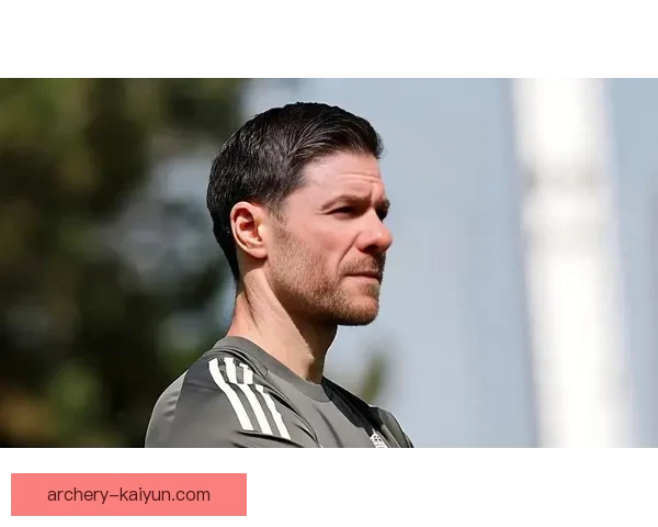 阿隆索作为中场组织者的表现稳健，继续引领球队攻防转换